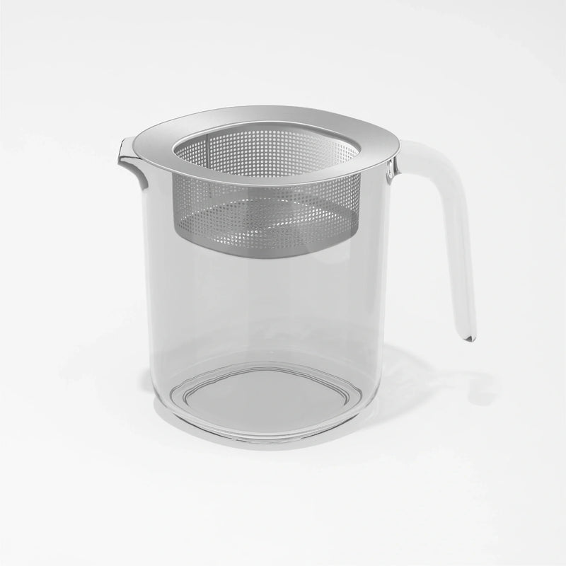 A clear glass pitcher with a transparent handle and a silver metal strainer, shown against a white background—ideal for pulp-free juicing, featuring the innovative Pulp Strainer that effectively removes juice pulp.